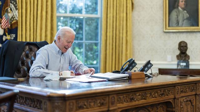 US-Präsident Joe Biden telefoniert im Oval Office des Weißen Hauses.