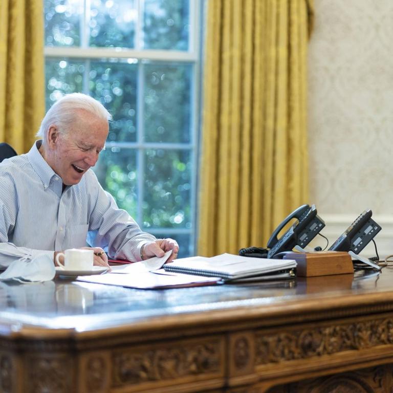 US-Präsident Joe Biden telefoniert im Oval Office des Weißen Hauses. 