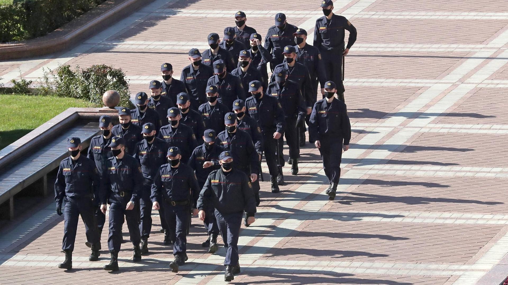 Polizeikräfte marschieren in Reih und Glied. Polizeikräfte marschieren in Reih und Glied.