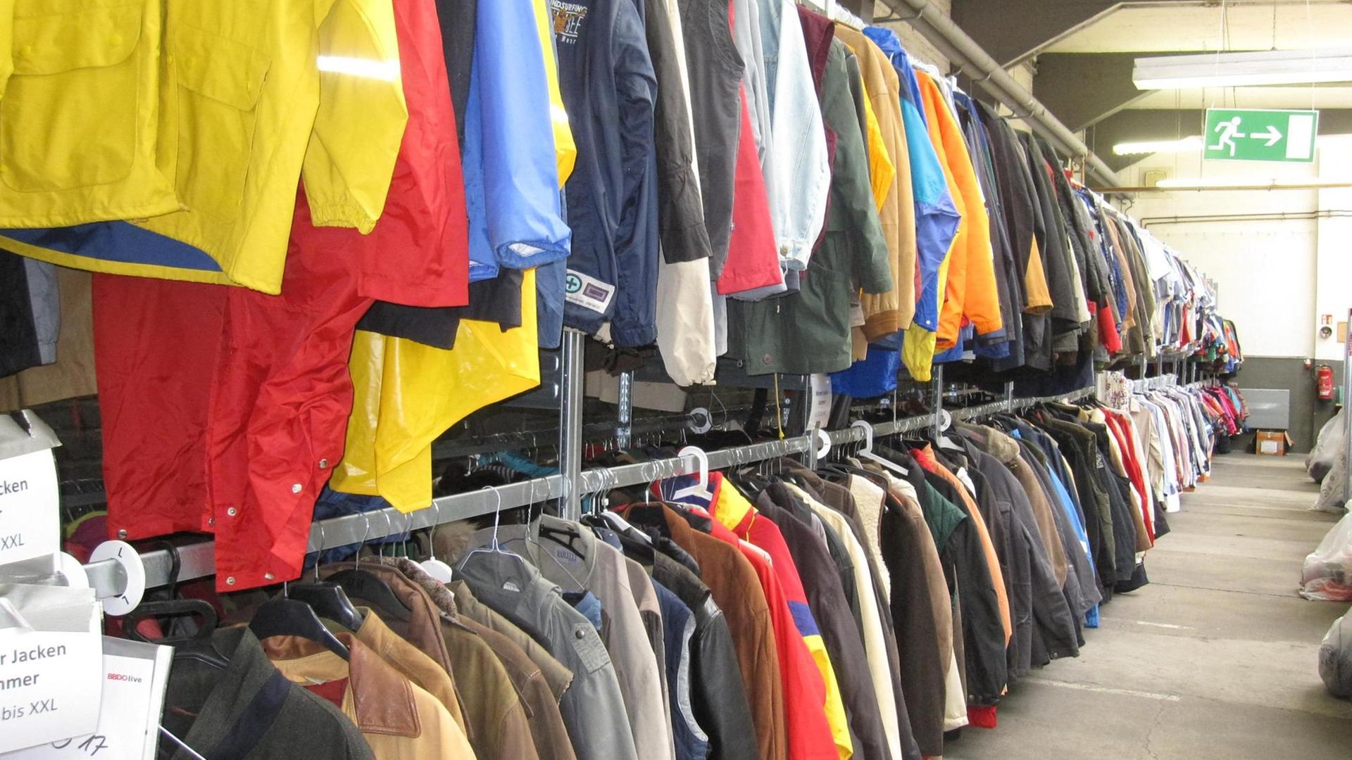 Im ZeSaBo lagern Männer-, Frauen- und Kinderkleidung auf 570 m Regalböden und insgesamt 80 m Hängeware Im ZeSaBo lagern Männer-, Frauen- und Kinderkleidung auf 570 m Regalböden und insgesamt 80 m Hängeware