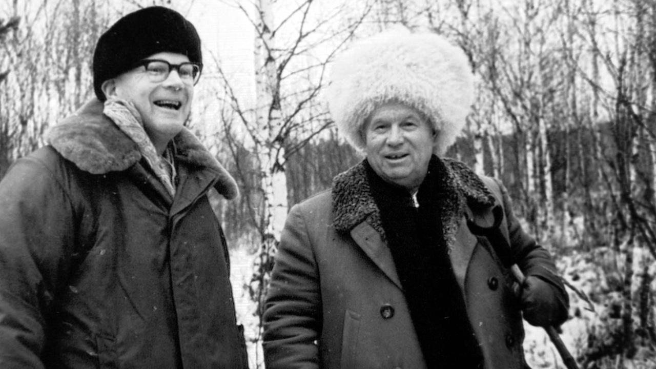 Regierungschef Nikita Sergejewitsch Chruschtschow und Finnlands Präsidenten Kekkonen (l.) bei der Jagd Regierungschef Nikita Sergejewitsch Chruschtschow und Finnlands Präsidenten Kekkonen (l.) bei der Jagd