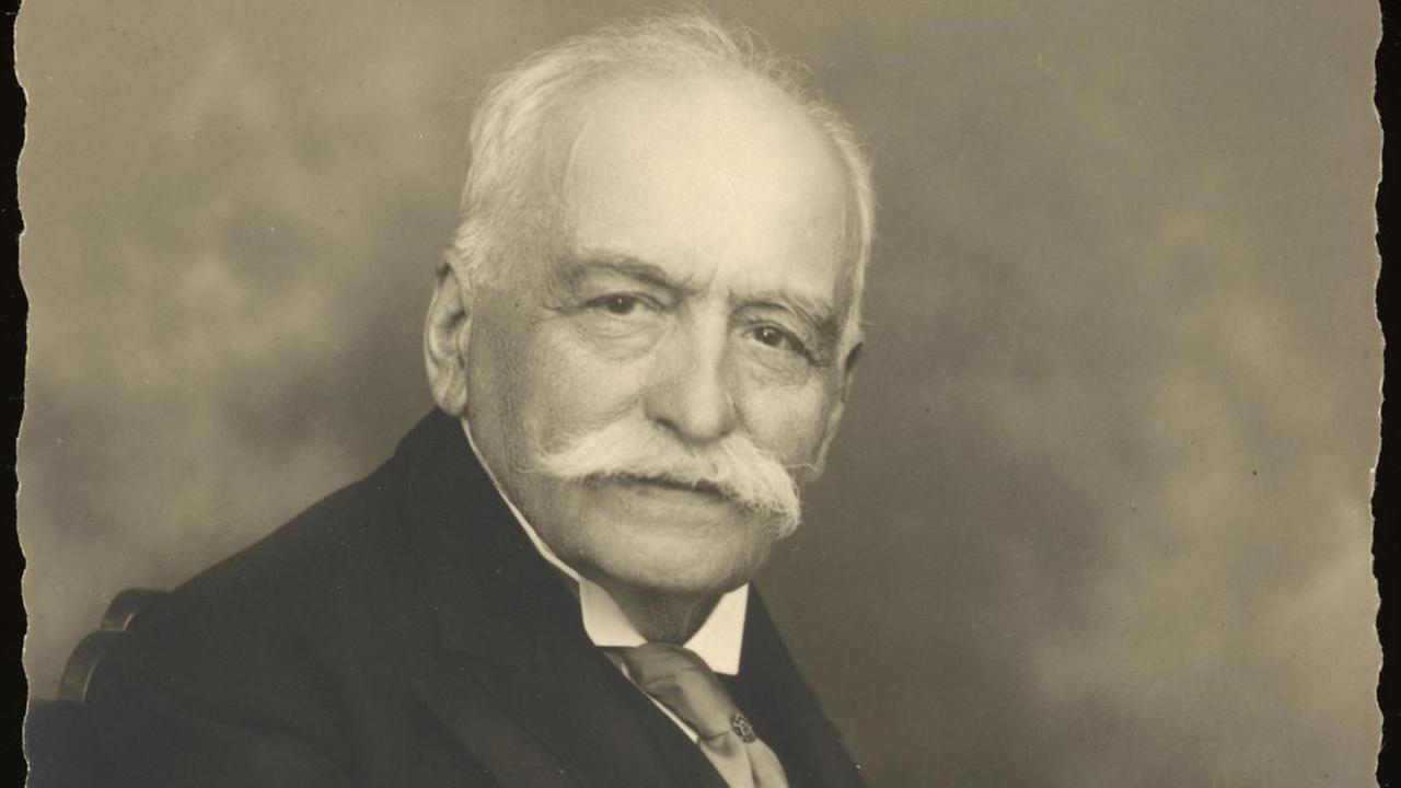 AUGUSTE ESCOFFIER French Chef. Director of Kitchen for many large Hotels. Known for his culinary innovations. (Postcard) AUGUSTE ESCOFFIER French Chef. Director of Kitchen for many large Hotels. Known for his culinary innovations. (Postcard)