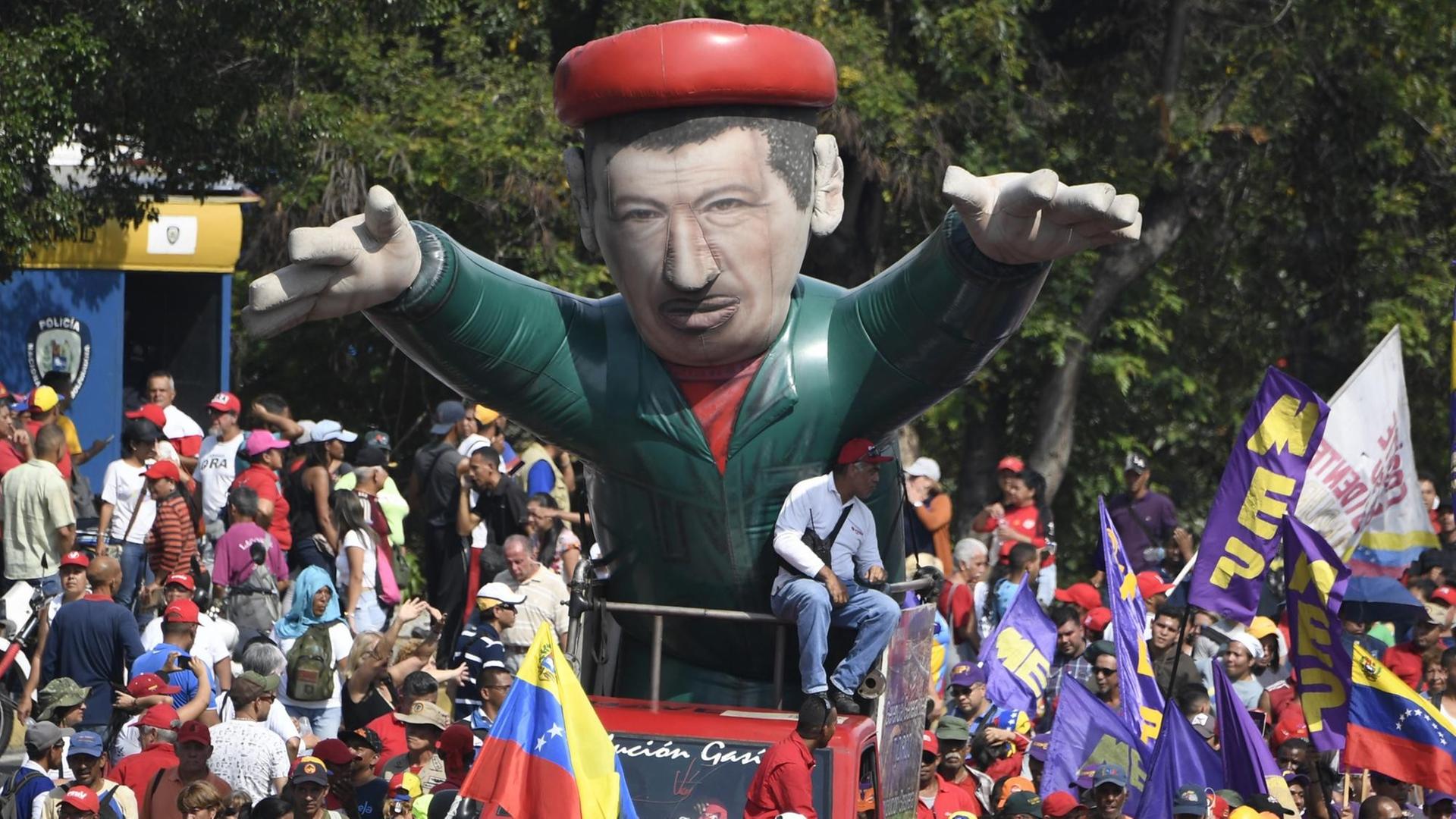 Unterstützer des venezolanischen Präsidenten Nicolas Maduro demonstrieren am 1. Mai 2019 während einer Maitag-Kundgebung in Caracas. Unterstützer des venezolanischen Präsidenten Nicolas Maduro demonstrieren am 1. Mai 2019 während einer Maitag-Kundgebung in Caracas.