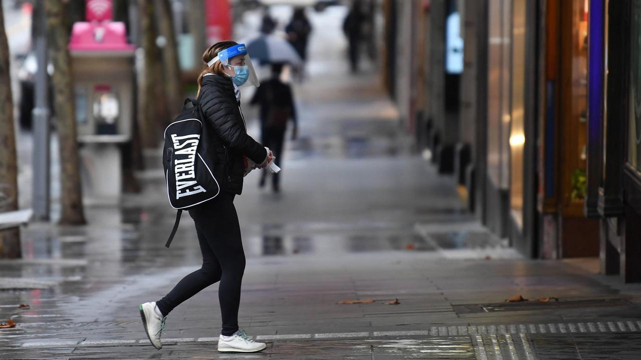 Lockdown in Australien: Person mit Mundschutz läuft durch Melbourne. Lockdown in Australien: Person mit Mundschutz läuft durch Melbourne.