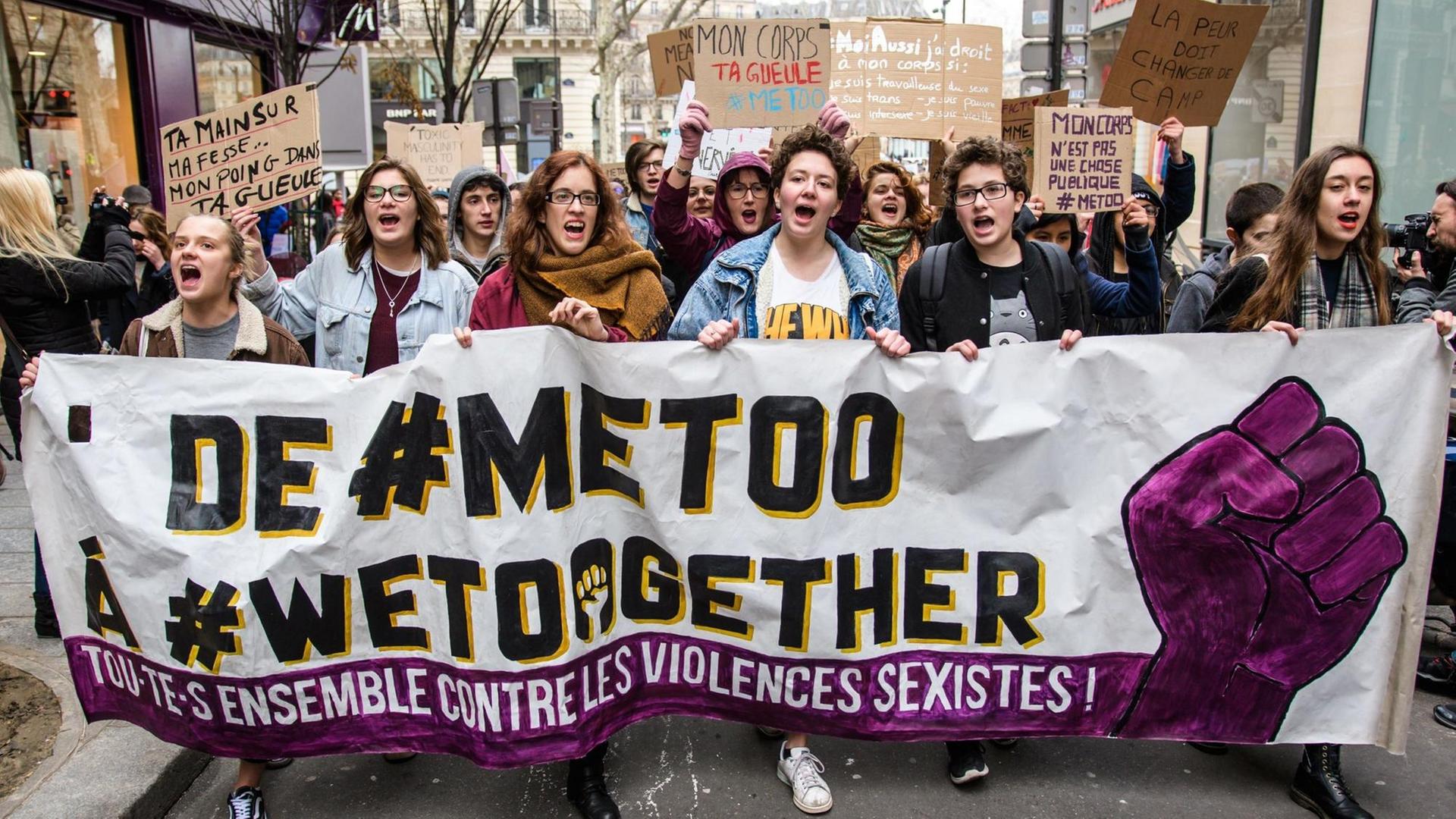 Eine Gruppe von Frauen bei einer #MeToo-Demonstration am Place de Republique in Paris. Vor sich her tragen sie ein Banner auf dem steht: De #metoo à #wetoogether. Eine Gruppe von Frauen bei einer #MeToo-Demonstration am Place de Republique in Paris. Vor sich her tragen sie ein Banner auf dem steht: De #metoo à #wetoogether.