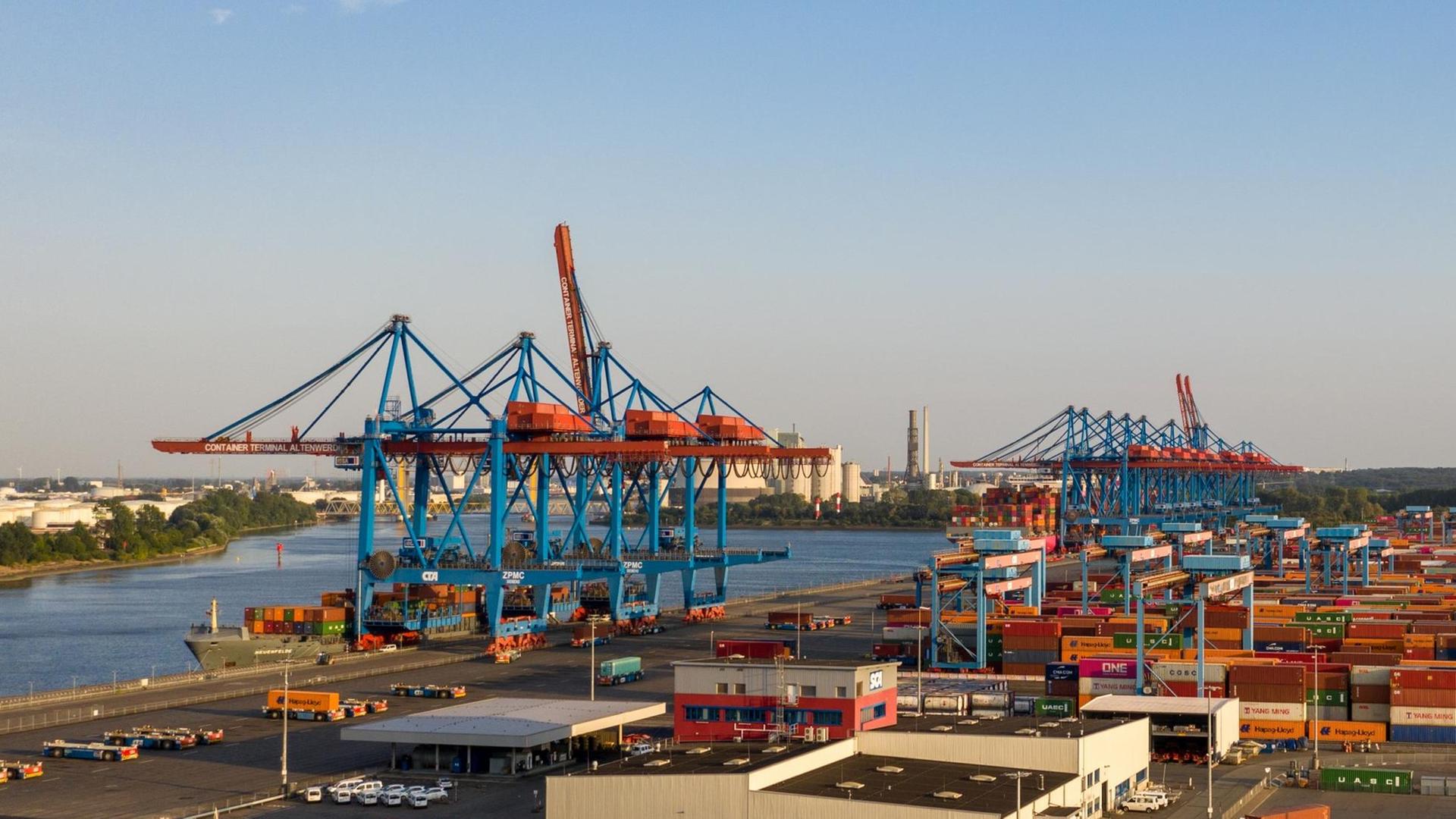 Luftaufnahme vom Hamburger Hafen, mit Containerbrücken und Containern, während der Coronavirus-Pandemie am 12. August 2020 . Luftaufnahme vom Hamburger Hafen, mit Containerbrücken und Containern, während der Coronavirus-Pandemie am 12. August 2020 .