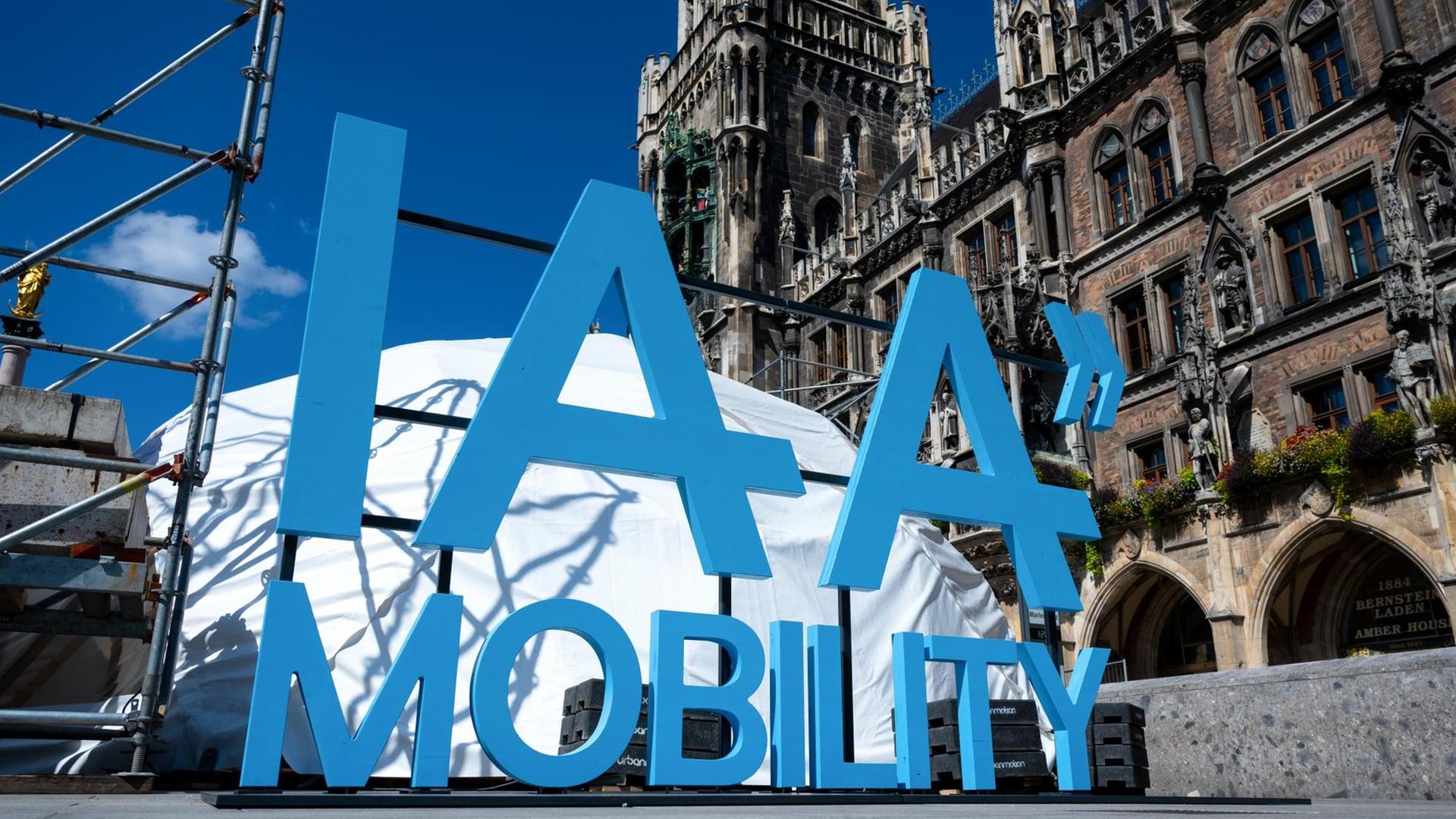 Das Logo der Internationalen Automobil-Ausstellung (IAA Mobility) steht auf dem Marienplatz. Die IAA Mobility 2021 soll vom 07. bis 12.09.2021 in München stattfinden.