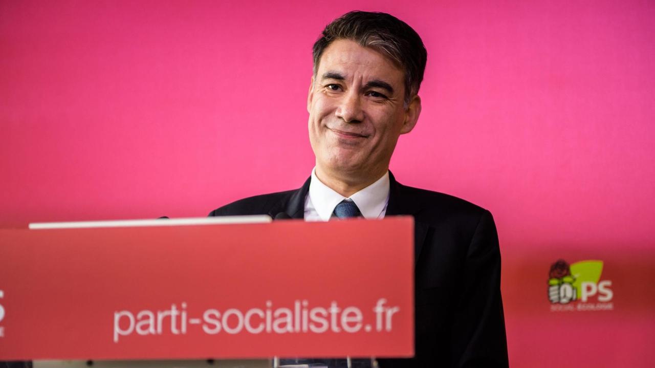 Olivier Faure spricht in der Parteizentrale der Partie Socialiste bei einer Pressekonferenz.