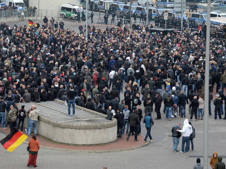 Demonstranten sammeln sich am 15.11.2014 vor der Anti-Islamismus-Demo "Hooligans gegen Salafisten (HoGeSa)" in Hannover