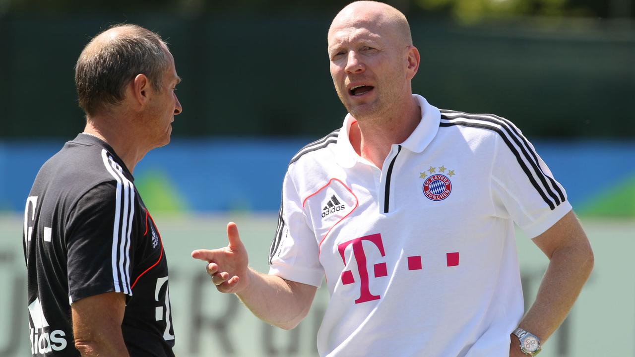Matthias Sammer, ehemals Sportdirektor des FC Bayern München, im Gespräch mit Mannschafts-Physiotherapeut Fredi Binder.