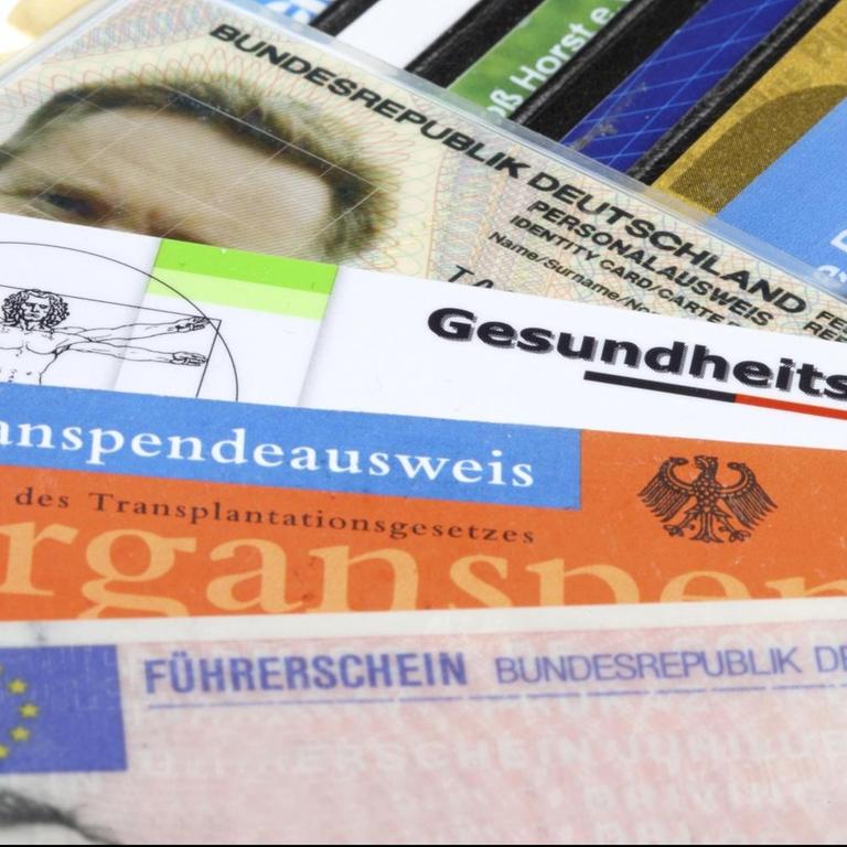 Ein Portemonnaie mit verschiedenen Personaldokumenten, darunter ein Organspendeausweis