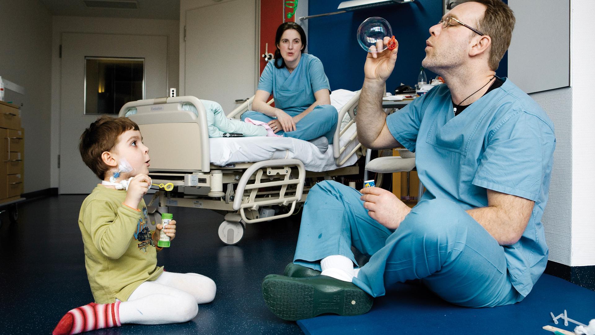 Der an der seltenen Immunkrankheit leidende Felix beim Spiel mit seinen Eltern: Der Kinderarzt wurde 2011 für dessen Heilung mittels einer Gentherapie mit dem Eva Luise Köhler-Forschungspreis ausgezeichnet. Der an der seltenen Immunkrankheit leidende Felix beim Spiel mit seinen Eltern: Der Kinderarzt wurde 2011 für dessen Heilung mittels einer Gentherapie mit dem Eva Luise Köhler-Forschungspreis ausgezeichnet.