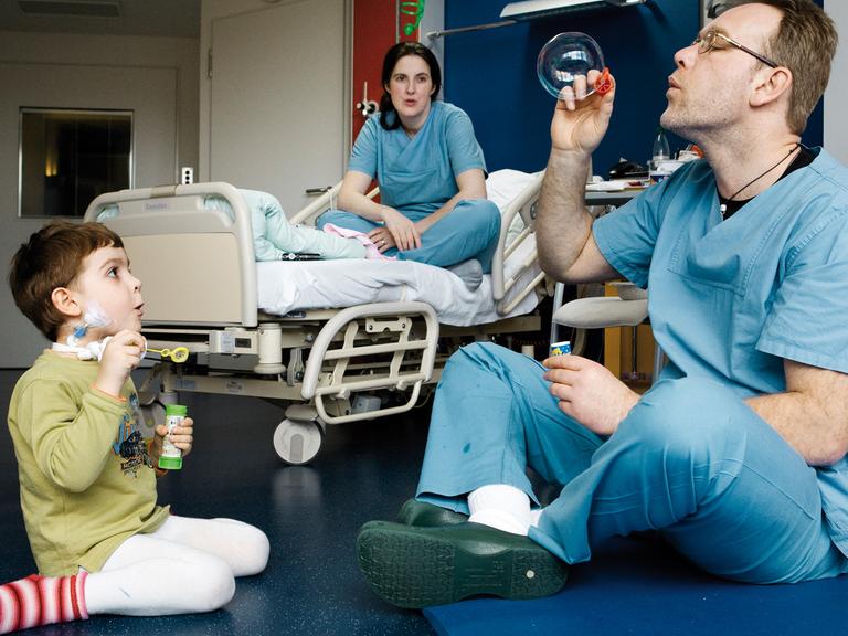Der an der seltenen Immunkrankheit leidende Felix beim Spiel mit seinen Eltern: Der Kinderarzt wurde 2011 für dessen Heilung mittels einer Gentherapie mit dem Eva Luise Köhler-Forschungspreis ausgezeichnet.