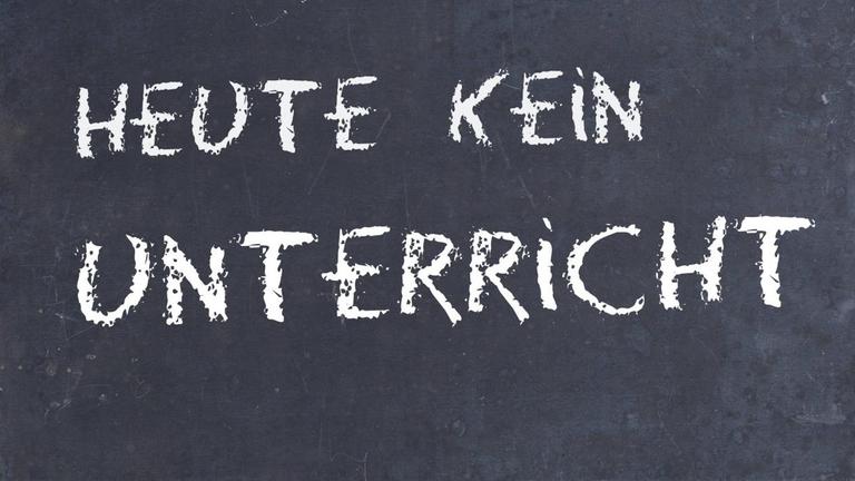 Eine alte Schultafel mit Aufschrift Heute kein Unterricht. Eine alte Schultafel mit Aufschrift Heute kein Unterricht.