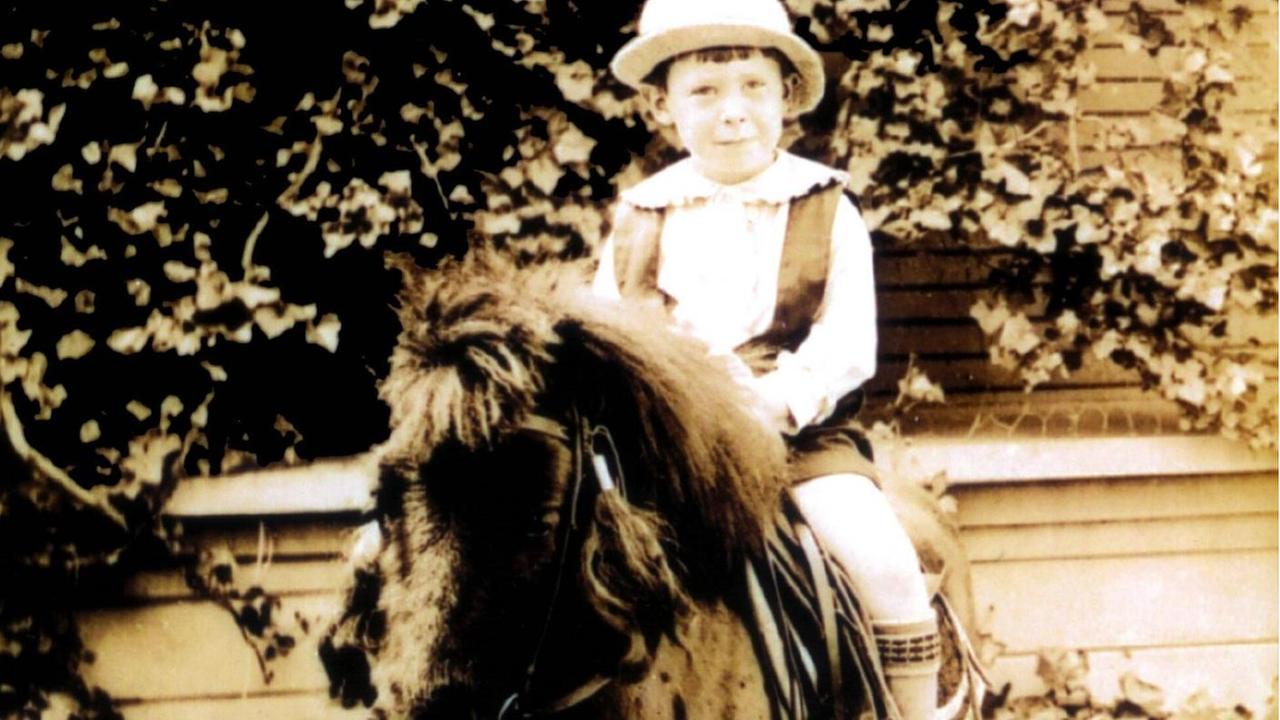 Ein historisches Kindheitsfoto von Charles Bukowski, er reitet auf einem Pony. Ein historisches Kindheitsfoto von Charles Bukowski, er reitet auf einem Pony.