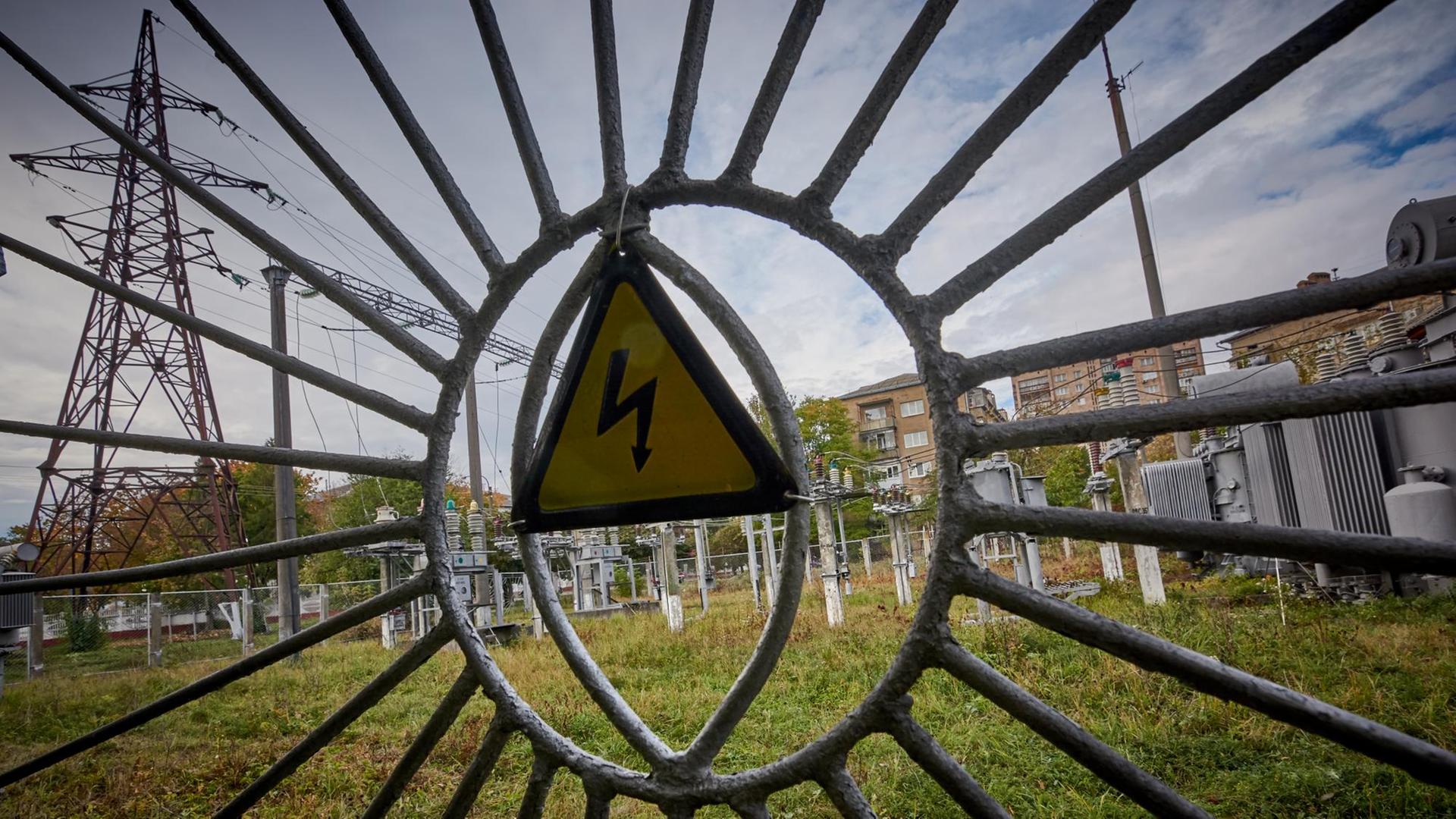 Auch dieses Umspannwerk in einem Wohnviertel von Iwano-Frankiwsk wurde im Dezember 2015 von Hackern ausgeschaltet Auch dieses Umspannwerk in einem Wohnviertel von Iwano-Frankiwsk wurde im Dezember 2015 von Hackern ausgeschaltet