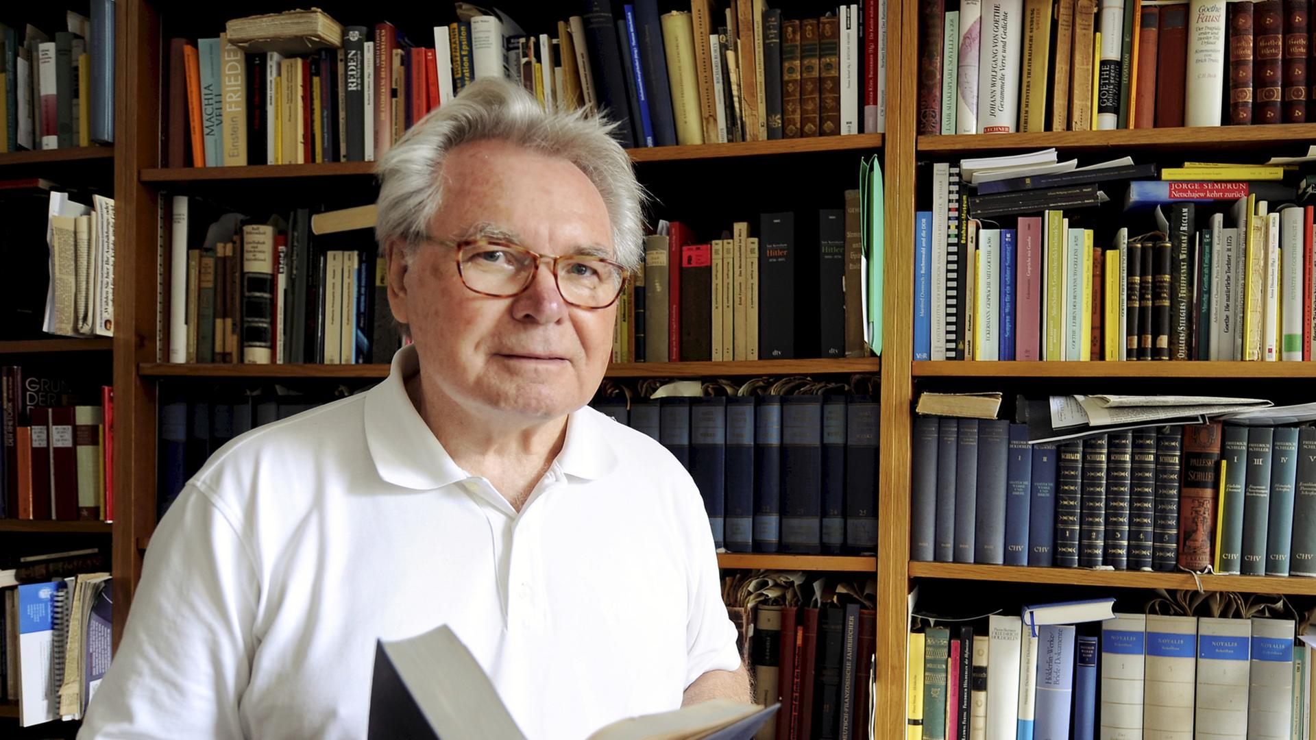 Oskar Negt steht am Dienstag (21.07.2009) in einem weißen Polohemd in Hannover in der Bibliothek seiner Wohnung. Als junger Soziologe und Philosoph avancierte Negt zu einem Wortführer der 68er-Studentenbewegung, 30 Jahre später wurde der Professor und Gründer einer Reformschule in Hannover kulturpolitischer Berater vom damaligen Kanzler Gerhard Schröder (SPD). Oskar Negt steht am Dienstag (21.07.2009) in einem weißen Polohemd in Hannover in der Bibliothek seiner Wohnung. Als junger Soziologe und Philosoph avancierte Negt zu einem Wortführer der 68er-Studentenbewegung, 30 Jahre später wurde der Professor und Gründer einer Reformschule in Hannover kulturpolitischer Berater vom damaligen Kanzler Gerhard Schröder (SPD).