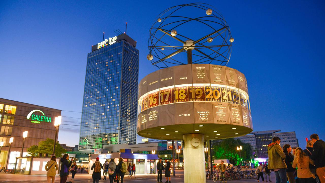 Die Weltzeituhr am Alex: Treffpunkt für Einheimische und Touristen gleichermaßen Die Weltzeituhr am Alex: Treffpunkt für Einheimische und Touristen gleichermaßen