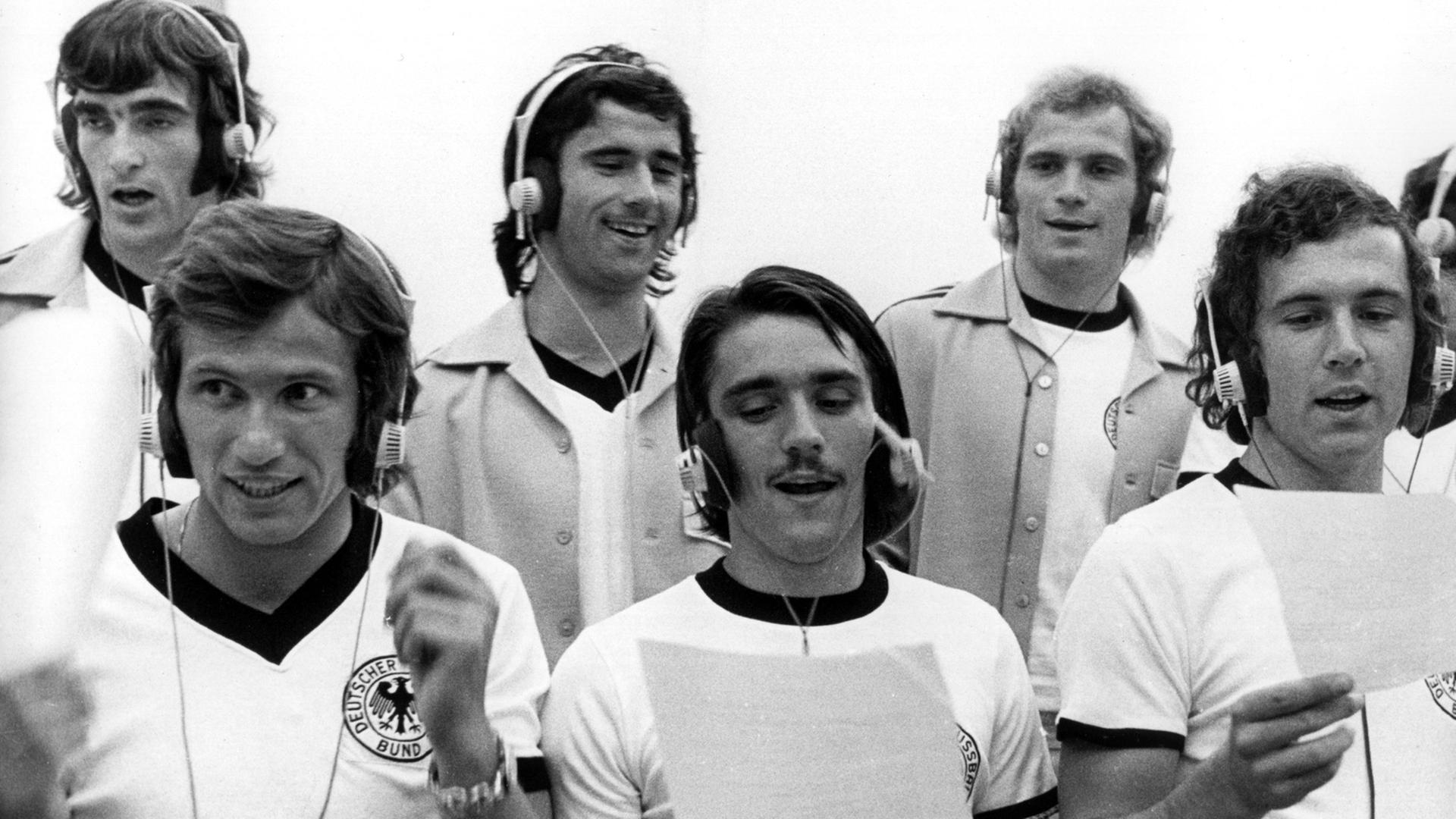 Im Tonstudio 1973: Hintere Reihe (v.l.): Bernd Franke, Gerd Müller, Uli Hoeneß; Vordere Reihe (v.l.): Jupp Heynckes, Josef Kapellmann, Franz Beckenbauer Im Tonstudio 1973: Hintere Reihe (v.l.): Bernd Franke, Gerd Müller, Uli Hoeneß; Vordere Reihe (v.l.): Jupp Heynckes, Josef Kapellmann, Franz Beckenbauer