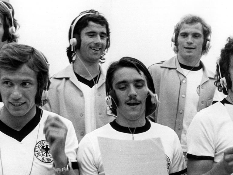 Fussballspieler der BRD-Nationalmannschaft nehmen 1973 in einem Tonstudie eine Schallplatte auf.