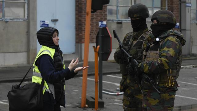 Soldaten bewachen den Brüsseler Flughafen Zaventem.
