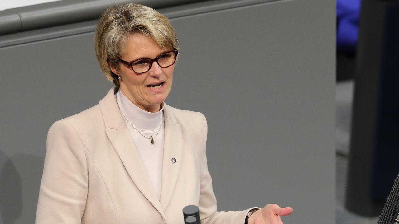 Bundesbildungsministerin Karliczek (CDU) erklärt im Bundestag die Schwerpunkte ihrer Arbeit Bundesbildungsministerin Karliczek (CDU) erklärt im Bundestag die Schwerpunkte ihrer Arbeit