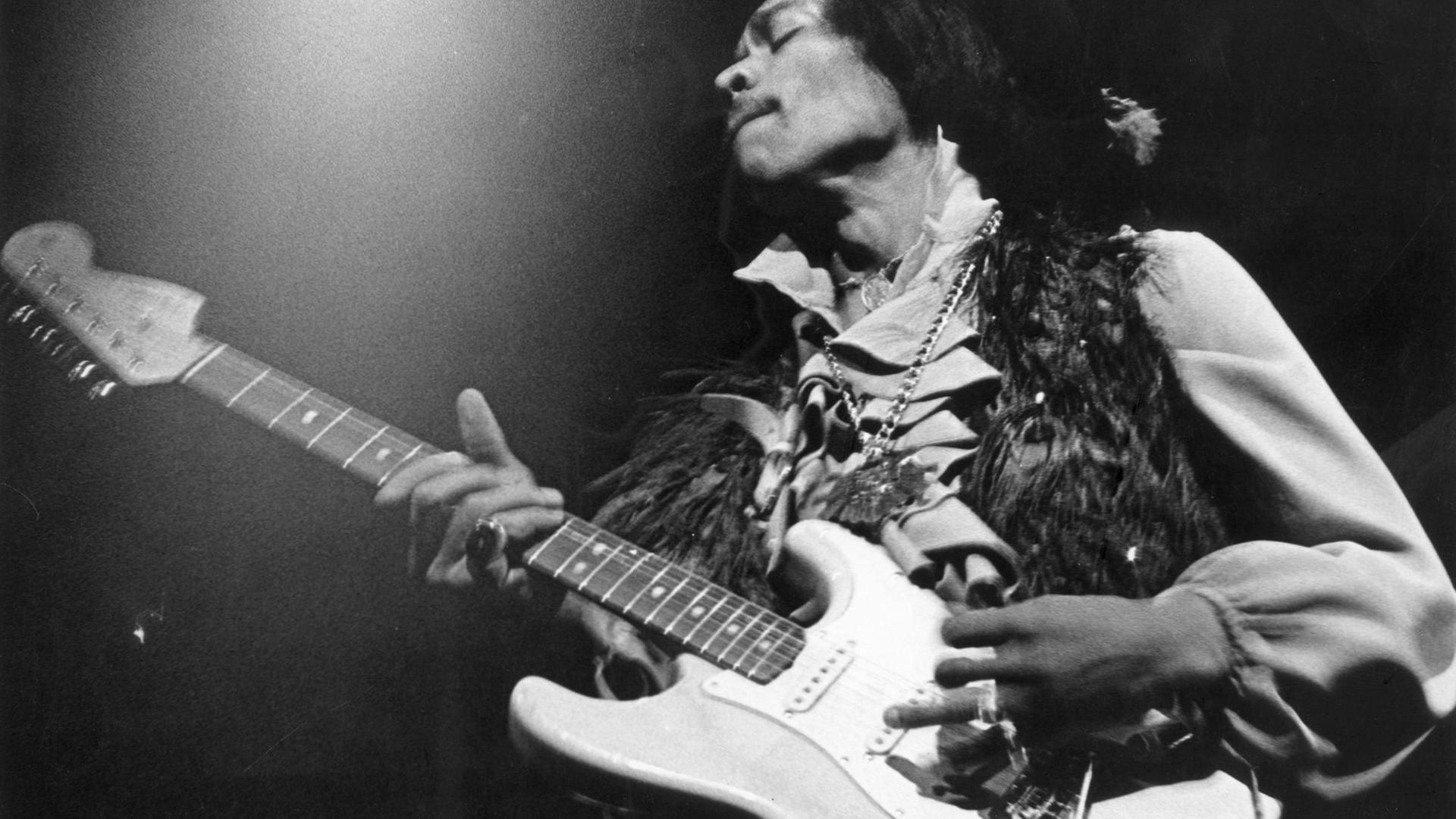Jimi Hendrix spielt eine Fender Stratocaster-E-Gitarre. Jimi Hendrix spielt eine Fender Stratocaster-E-Gitarre.