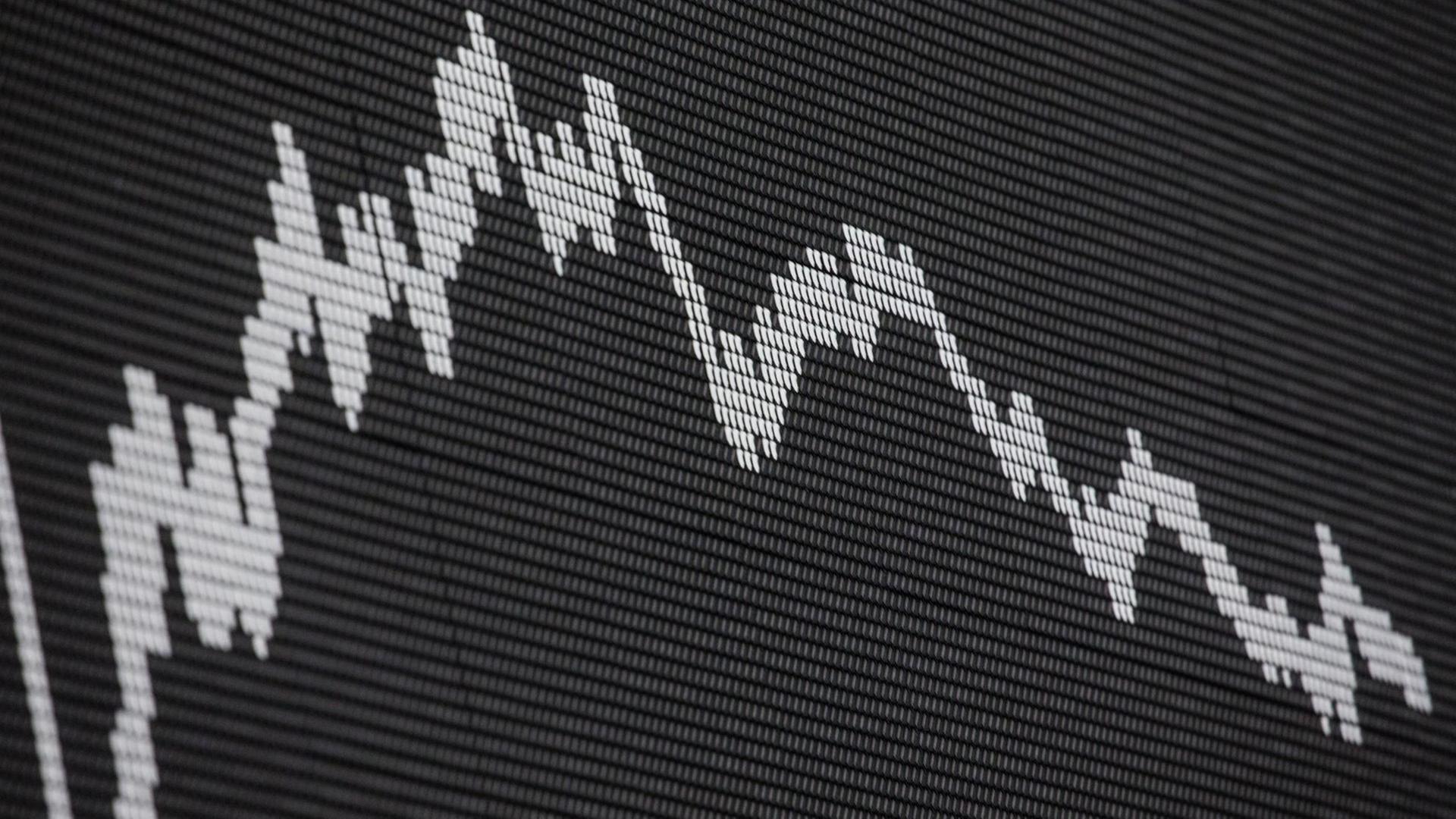 Die Anzeigetafel zeigt in Frankfurt am Main (Hessen) im Handelssaal der Börse die Dax-Kurve an, nachdem die Briten für einen EU-Austritt gestimmt haben. Die Anzeigetafel zeigt in Frankfurt am Main (Hessen) im Handelssaal der Börse die Dax-Kurve an, nachdem die Briten für einen EU-Austritt gestimmt haben.