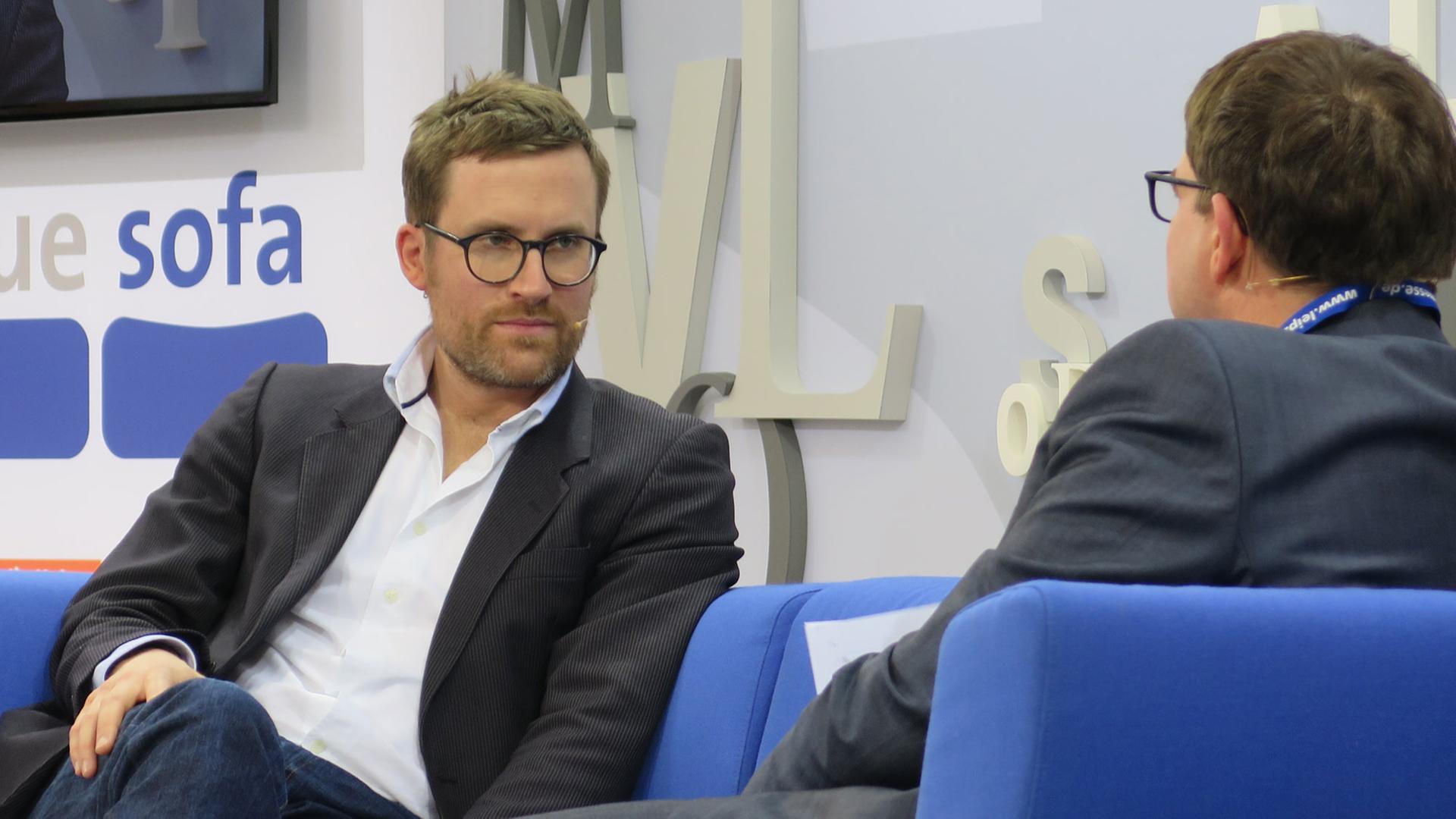 Auf dem blauen Sofa: Phillip Felsch (links) im Gespräch mit Thorsten Jantschek (Deutschlandradio)