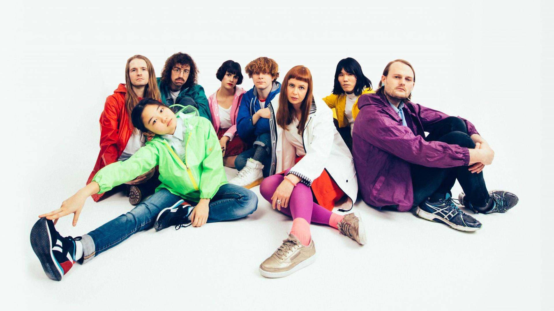 Die Mitglieder der Band Superorganism - vier Frauen und vier Männer in trashigen Klamotten Die Mitglieder der Band Superorganism - vier Frauen und vier Männer in trashigen Klamotten