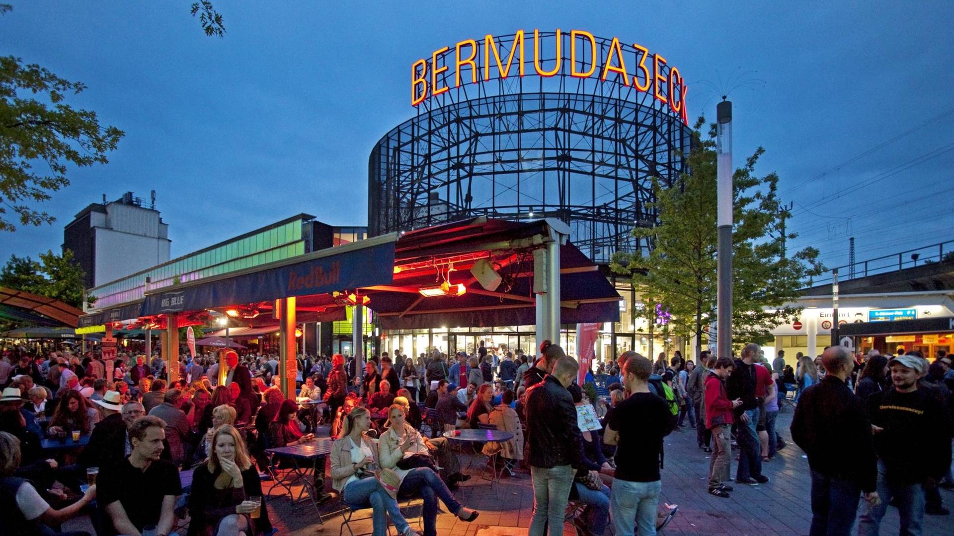 Viele Menschen in der Dämmerung im Szeneviertel Bermuda3Eck in Bochum Viele Menschen in der Dämmerung im Szeneviertel Bermuda3Eck in Bochum