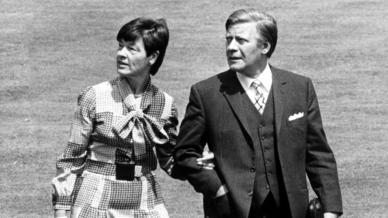 Loki und Helmut Schmidt 1974 im Garten des Bonner Kanzleramtes Loki und Helmut Schmidt 1974 im Garten des Bonner Kanzleramtes