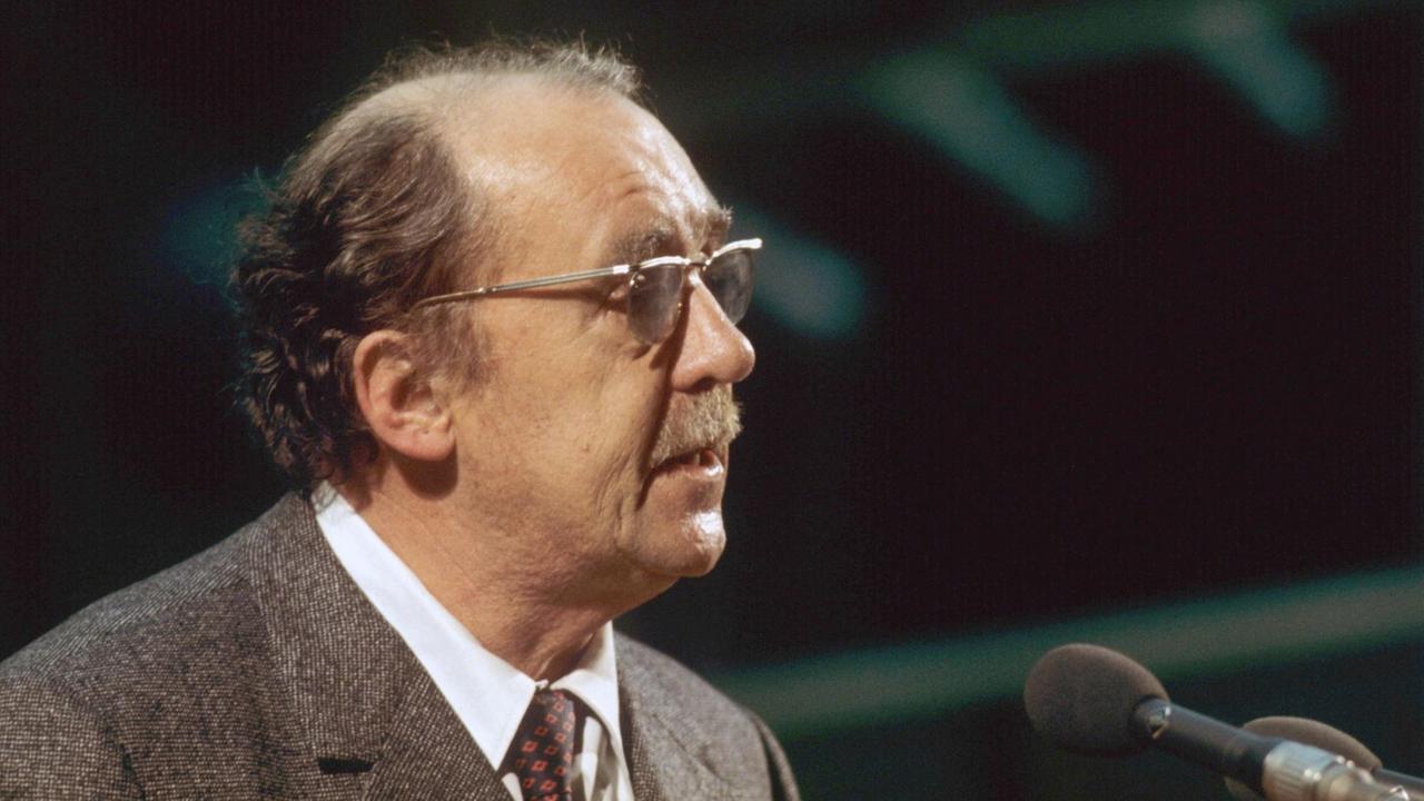 Heinrich Böll bei einer Dichterlesung im Jahr 1973 Heinrich Böll bei einer Dichterlesung im Jahr 1973