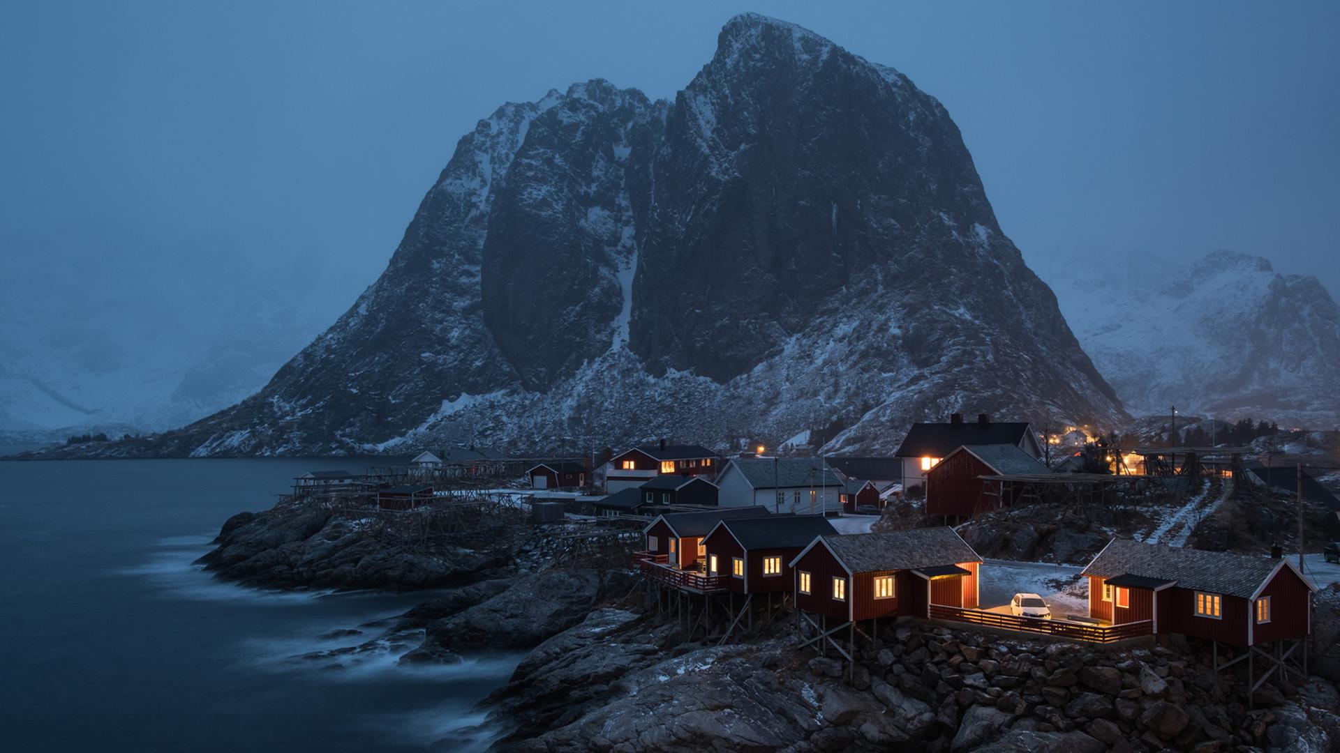 Als Annies Leiche gefunden wird, kommt das Leben in dem kleinen norwegischen Dorf durcheinander. Als Annies Leiche gefunden wird, kommt das Leben in dem kleinen norwegischen Dorf durcheinander.