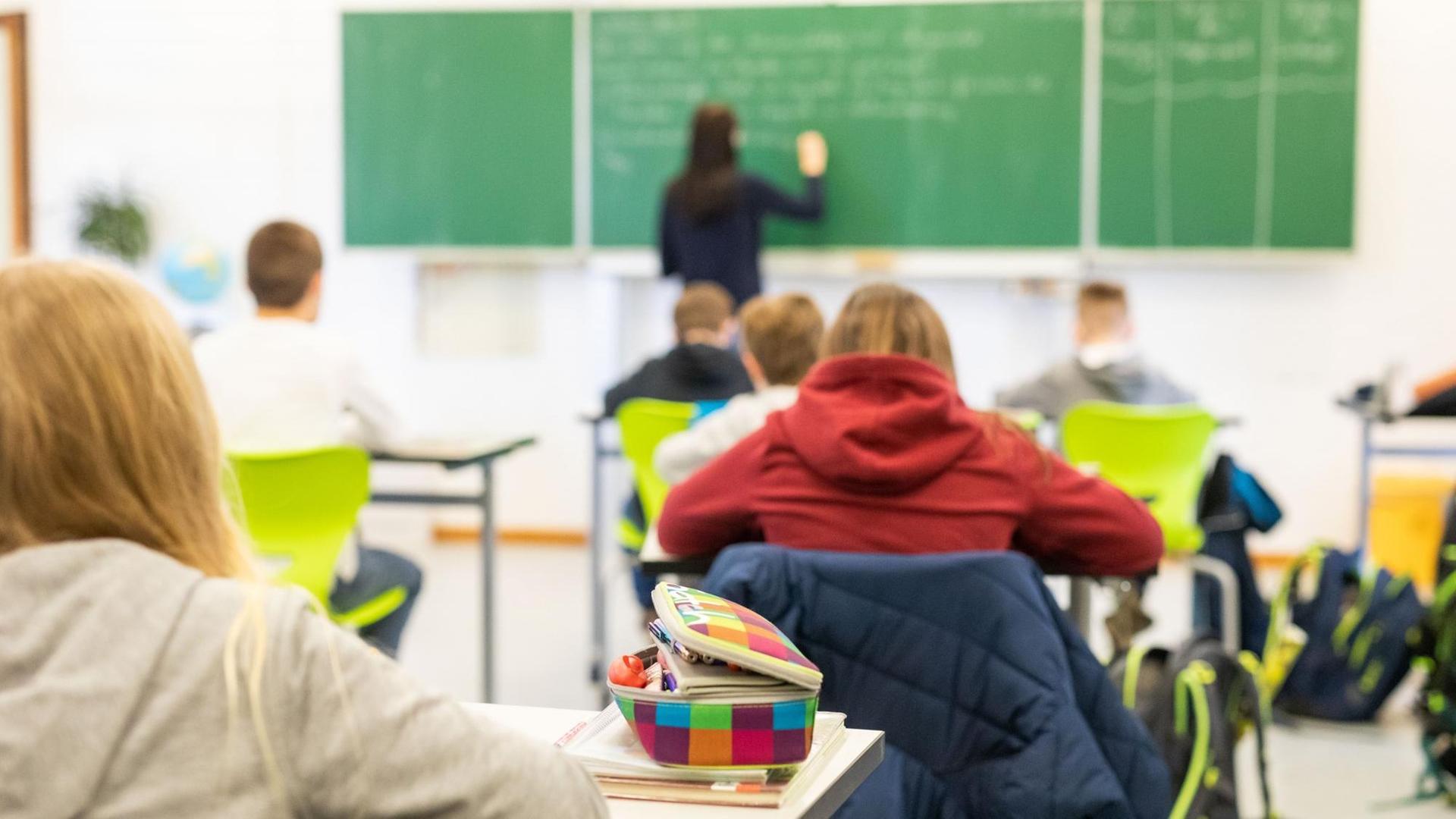 Schülerinnen und Schüler einer fünften Klasse an der Johanniter Realschule in Heitersheim sitzen in ihrem Klassenzimmer. Schülerinnen und Schüler einer fünften Klasse an der Johanniter Realschule in Heitersheim sitzen in ihrem Klassenzimmer.