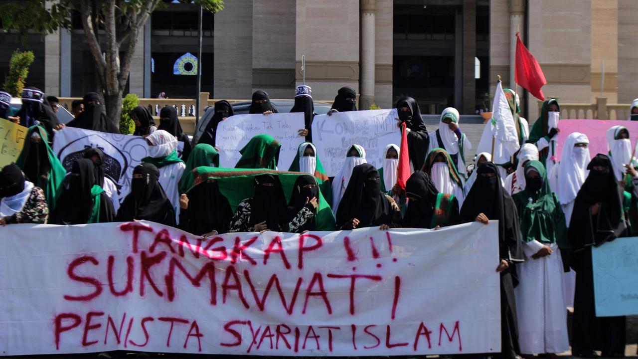 Muslime der Islamic Defenders Front (FPI) protestieren im April 2018 in Aceh.
Muslime der Islamic Defenders Front (FPI) protestieren im April 2018 in Aceh.