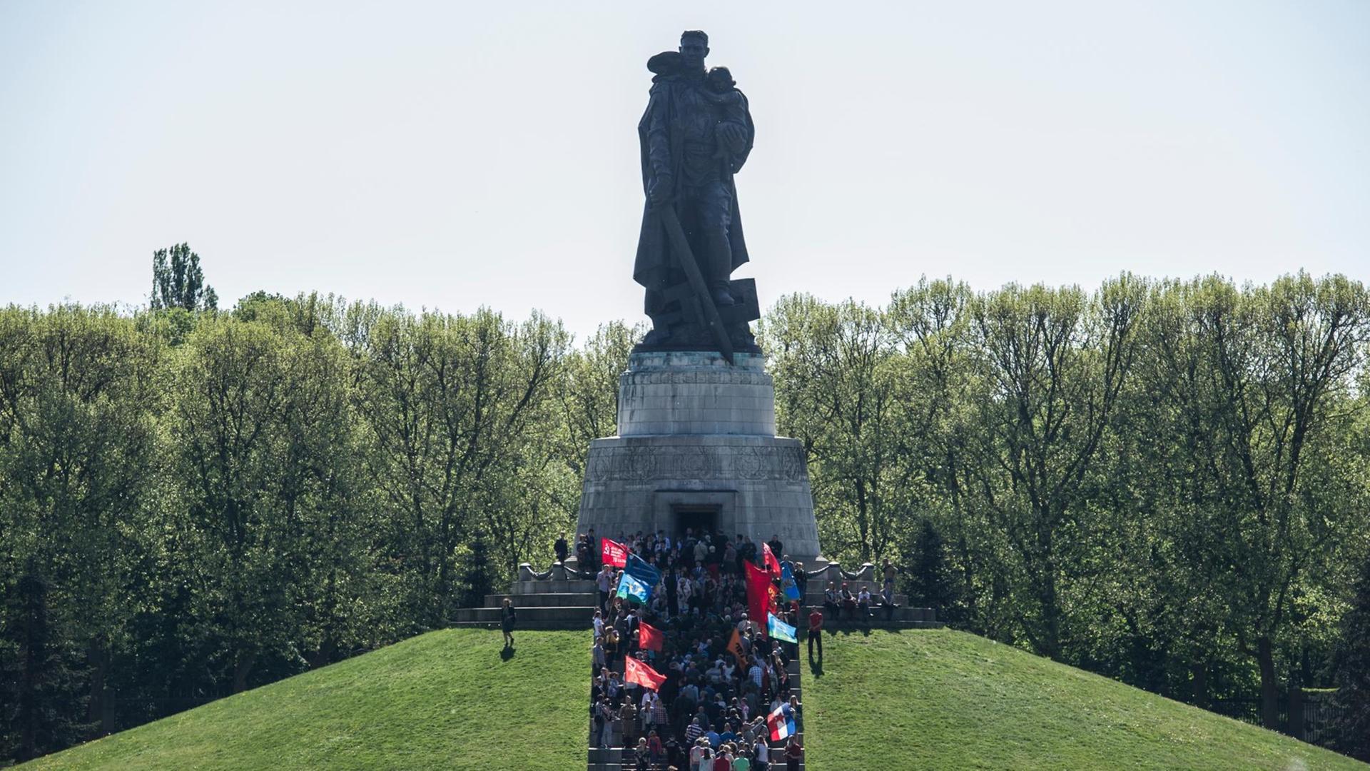 Dicht an dicht stehen am 09.05.2016 in Berlin Besucher vor der Statue mit Kind und zerbrochenem Hakenkreuz auf dem Gelände des Sowjetischen Ehrenmals in Treptow. Dicht an dicht stehen am 09.05.2016 in Berlin Besucher vor der Statue mit Kind und zerbrochenem Hakenkreuz auf dem Gelände des Sowjetischen Ehrenmals in Treptow.