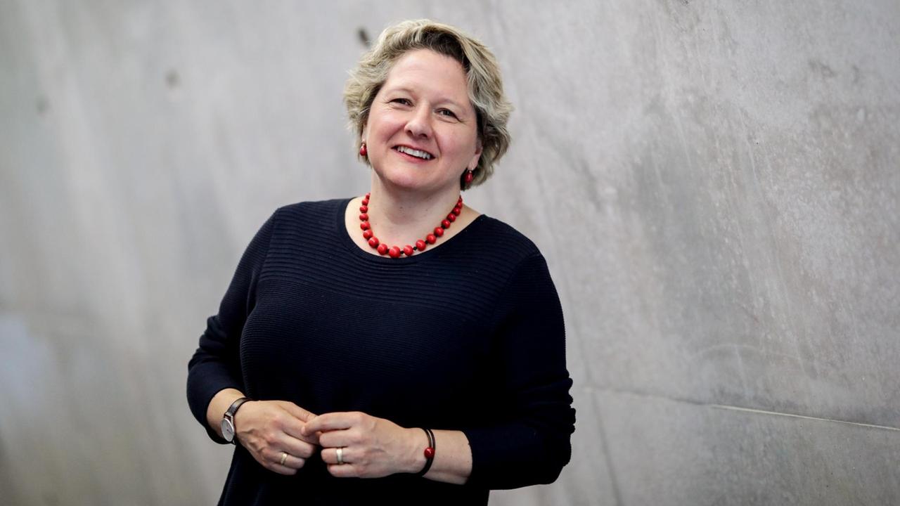 13.04.2018, Berlin: Svenja Schulze (SPD), Bundesumweltministerin, blickt zu Beginn der Konferenz des Bundesumweltministeriums zu "Umweltschutz - Made in Germany, GreenTech für nachhaltige Entwicklung" in die Kamera des Fotografen. 13.04.2018, Berlin: Svenja Schulze (SPD), Bundesumweltministerin, blickt zu Beginn der Konferenz des Bundesumweltministeriums zu "Umweltschutz - Made in Germany, GreenTech für nachhaltige Entwicklung" in die Kamera des Fotografen.