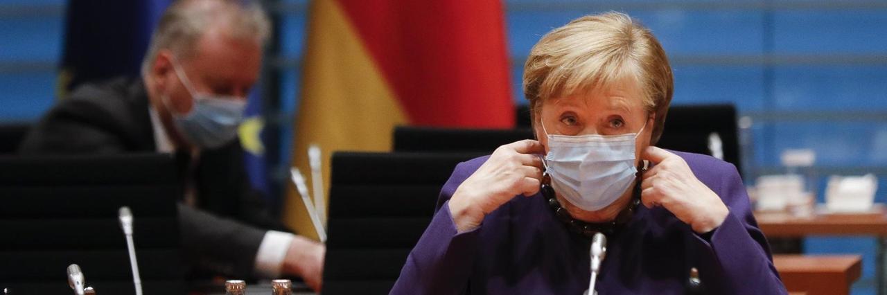 Bundeskanzlerin Angela Merkel nimmt ihre Gesichtsmaske ab, als sie zur wöchentlichen Kabinettssitzung der Bundesregierung im Kanzleramt eintrifft Bundeskanzlerin Angela Merkel nimmt ihre Gesichtsmaske ab, als sie zur wöchentlichen Kabinettssitzung der Bundesregierung im Kanzleramt eintrifft