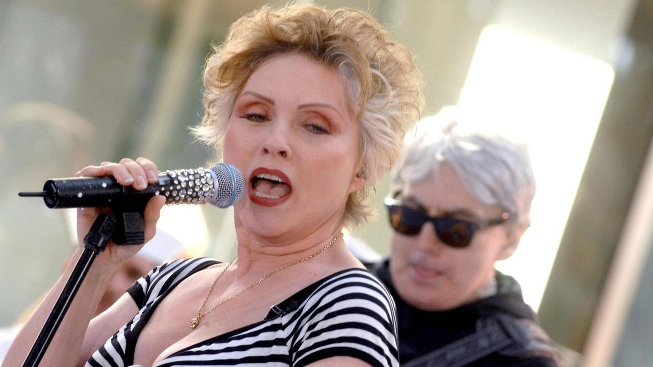Die Sängerin Debbie Harry während eines Konzerts, 2003. Die Sängerin Debbie Harry während eines Konzerts, 2003.