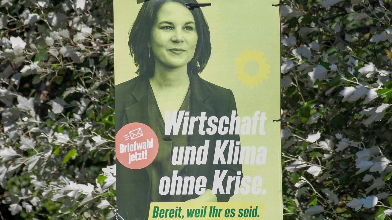 Wahlplakat der Partei Bündnis 90/Die Grünen zur Bundestagswahl am 26. September mit der Aufschrift: "Annalena Baerbock – Wirtschaft und Klima ohne Krise. Bereit, weil Ihr es seid"