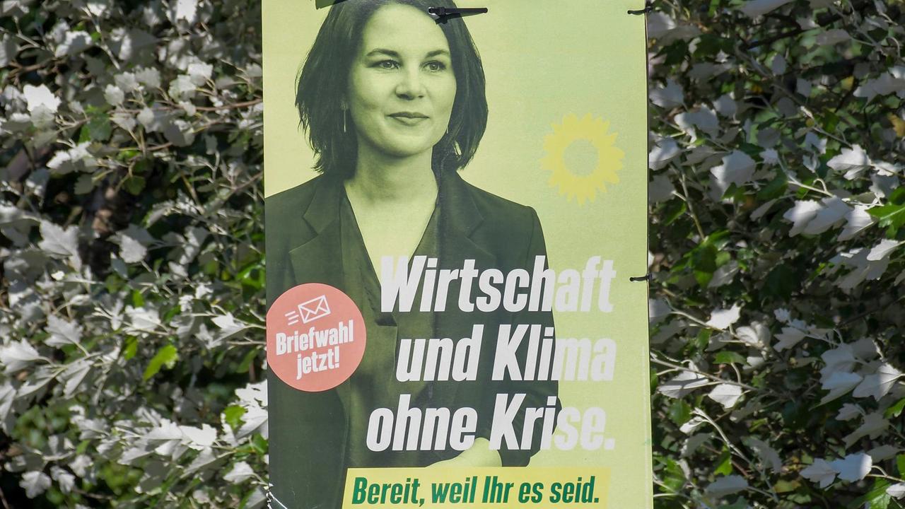 Wahlplakat der Partei Bündnis 90/Die Grünen zur Bundestagswahl am 26. September mit der Aufschrift: "Annalena Baerbock – Wirtschaft und Klima ohne Krise. Bereit, weil Ihr es seid" Wahlplakat der Partei Bündnis 90/Die Grünen zur Bundestagswahl am 26. September mit der Aufschrift: "Annalena Baerbock – Wirtschaft und Klima ohne Krise. Bereit, weil Ihr es seid"