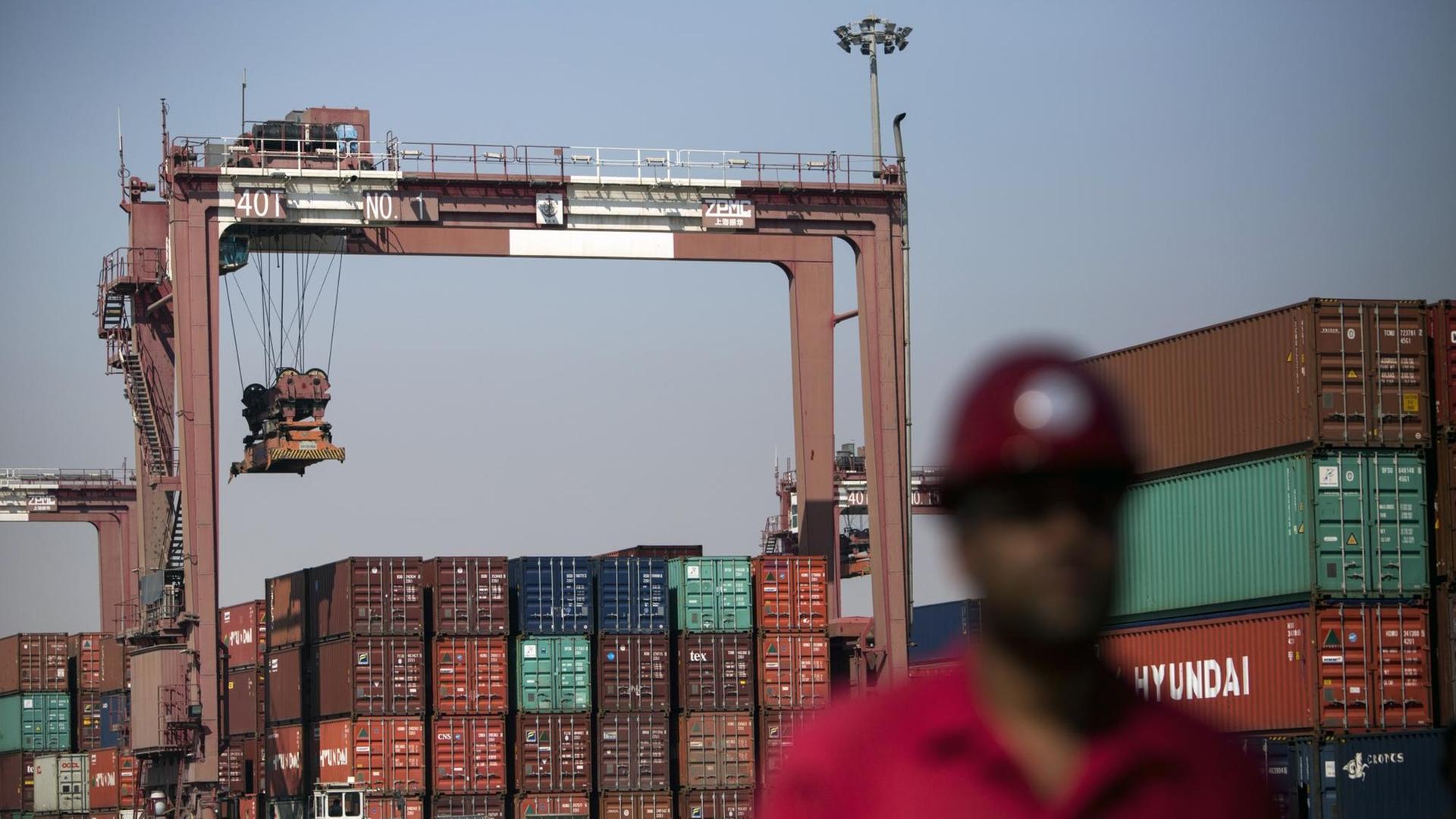 Ein Hafenarbeiter im Containerhafen von Bandar Abbas im Iran. Ein Hafenarbeiter im Containerhafen von Bandar Abbas im Iran.