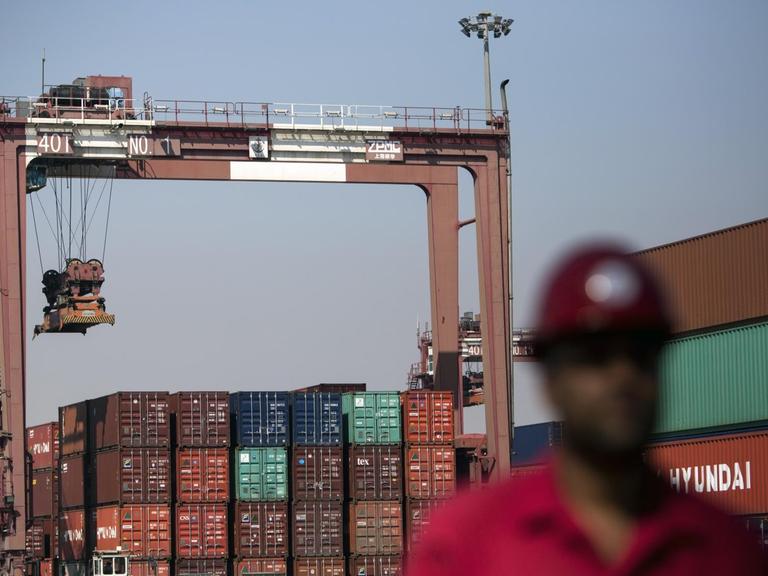 Ein Hafenarbeiter im Containerhafen von Bandar Abbas im Iran.