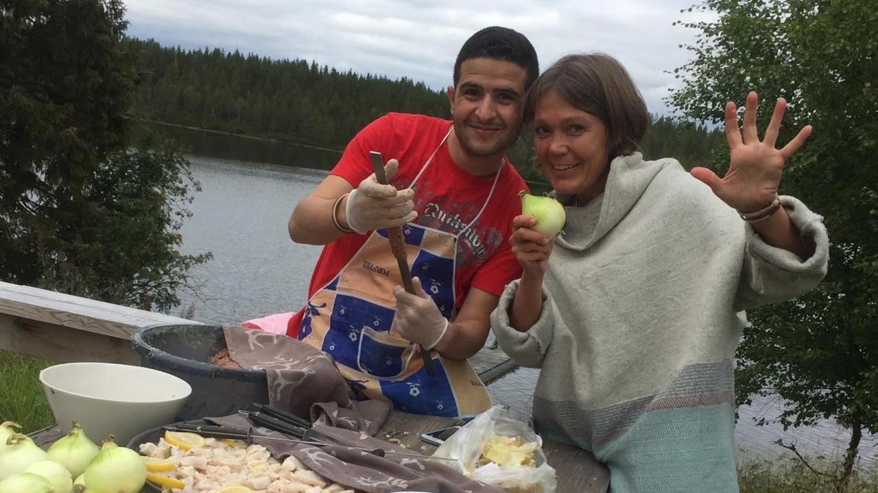 In der Stadt Rovaniemi am Polarkreis leben Einheimische und Flüchtlinge zwar nah beieinander, aber dennoch meist in unterschiedlichen Welten. Beim Workshop in der ländlichen Einsamkeit fraternisiert es sich aber wie von selbst. In der Stadt Rovaniemi am Polarkreis leben Einheimische und Flüchtlinge zwar nah beieinander, aber dennoch meist in unterschiedlichen Welten. Beim Workshop in der ländlichen Einsamkeit fraternisiert es sich aber wie von selbst.