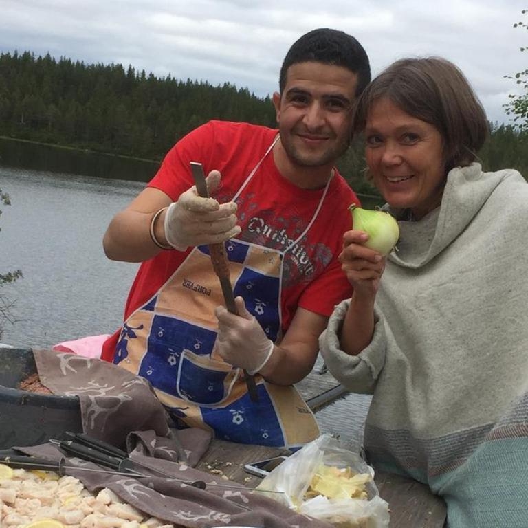 In der Stadt Rovaniemi am Polarkreis leben Einheimische und Flüchtlinge zwar nah beieinander, aber dennoch meist in unterschiedlichen Welten. Beim Workshop in der ländlichen Einsamkeit fraternisiert es sich aber wie von selbst.