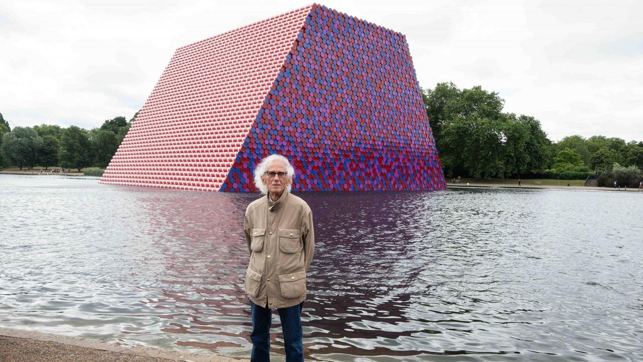 Der Künstler Christo im Londoner Hyde Park vor seiner Skulptur "The Mastaba" Der Künstler Christo im Londoner Hyde Park vor seiner Skulptur "The Mastaba"