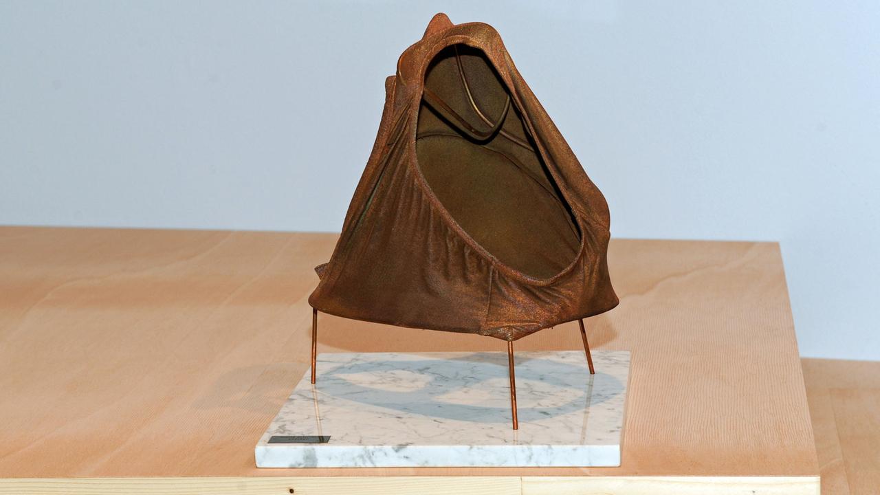 "Realer Realismus Gebirge" von 1987: Damenunterhose galvanisiert auf Drahtgestell und Marmorplatte "Realer Realismus Gebirge" von 1987: Damenunterhose galvanisiert auf Drahtgestell und Marmorplatte