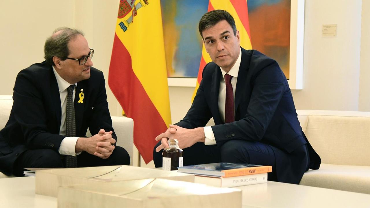Spaniens Premierminister Sanchez empfängt erstmals den katalanischen Regionalpräsidenten Torra (links). Spaniens Premierminister Sanchez empfängt erstmals den katalanischen Regionalpräsidenten Torra (links).