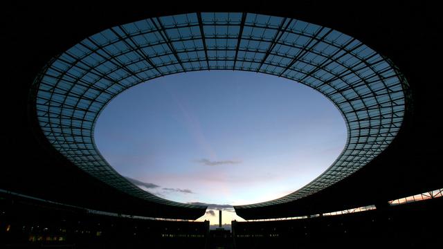 Blick in das Berliner Olympiastadion bei Abenddämmerung.
